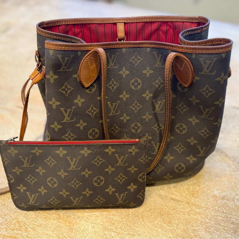 Louis Vuitton Neverfull MM Monogram Tote w/ Pochette – Red Interior